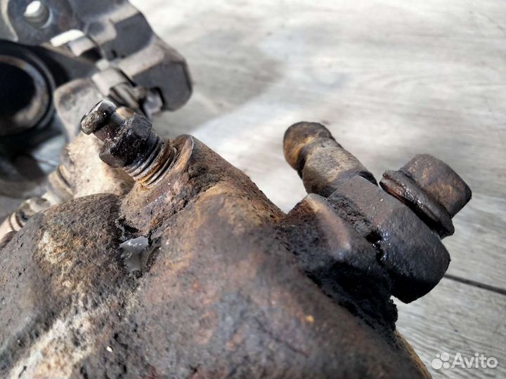 Суппорт передний левый Шевроле Ланос