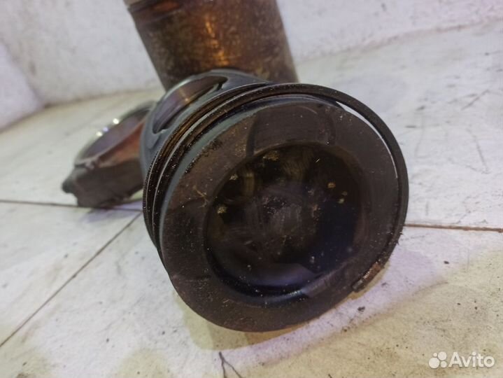 Поршень с шатуном Вольво