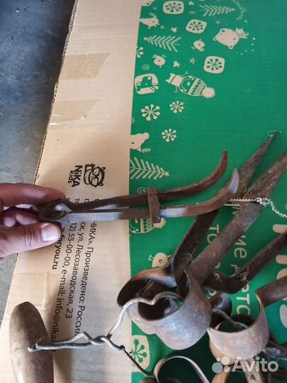 Ножницы для стрижки овец и серп