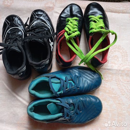 Бутсы, футболки, футбольные гетры