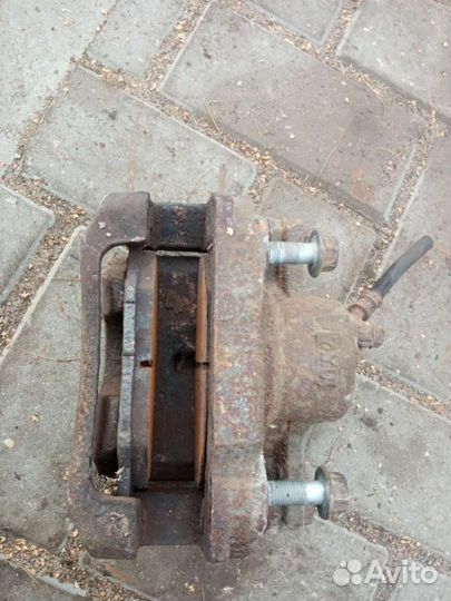 Суппорт тормозной передний правый Lexus IS