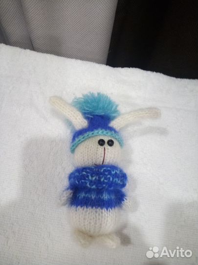 Вязаные игрушки ручной работы. Зайчик