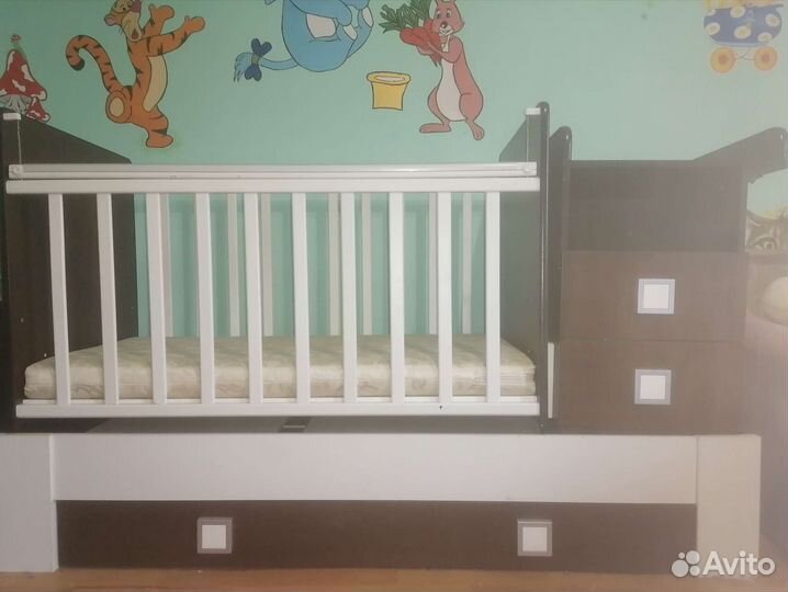 Детская кроватка с маятником и пеленальным столом