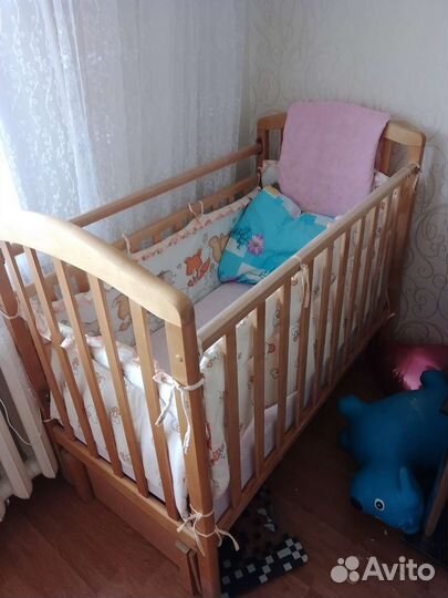 Детская кроватка с маятником