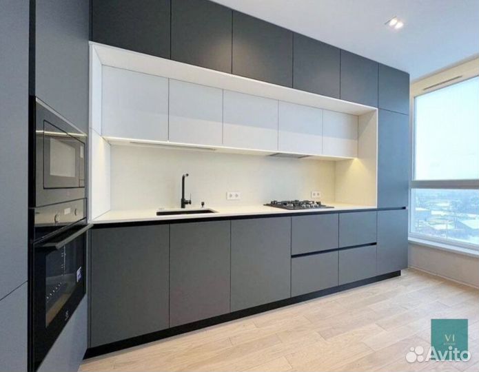 Кухня встроенная светлая