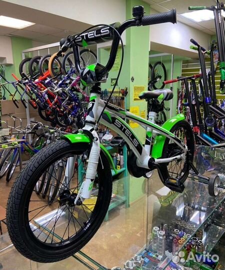 Новый велосипед с дополнительными колесиками