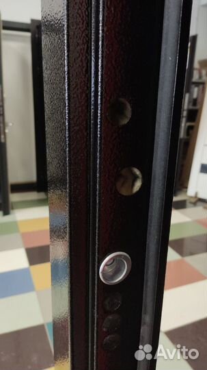 Входная дверь в квартиру с зеркалом, в наличии
