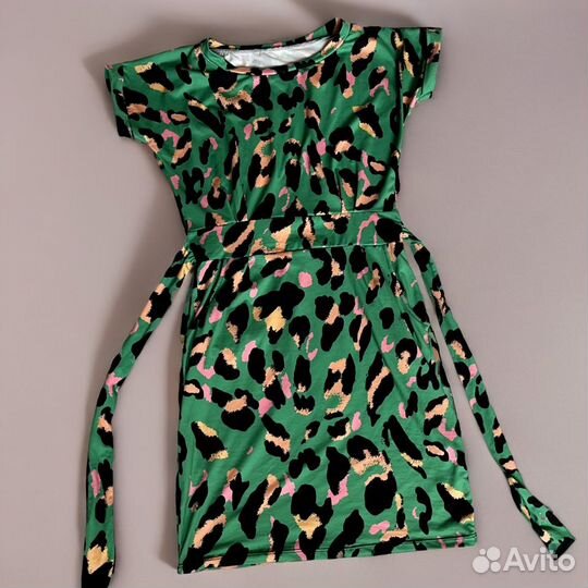 Зеленое платье с принтом и поясом(Италия)