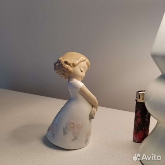 Фарфоровая статуэтка NAO