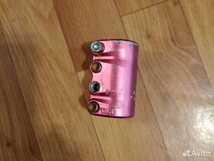 Зажим для трюкового самоката