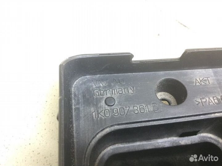 Кронштейн блока предохранителей Volkswagen Caddy