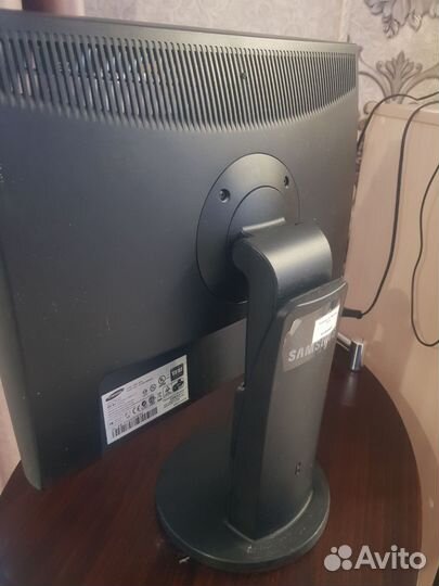 Компьтер с монитороми клавиатурой