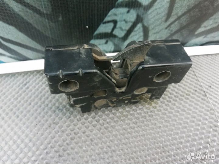 Замок капoтa Нижний Volkswagen Polo Sedan 2010-201