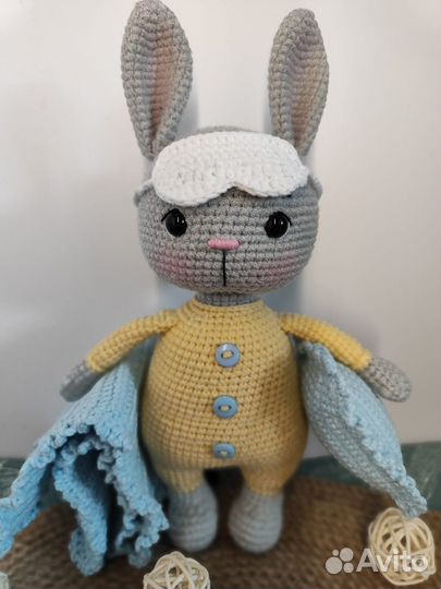 Вязаный зайка в пижаме