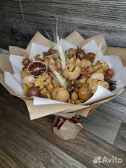 Букет из орехов