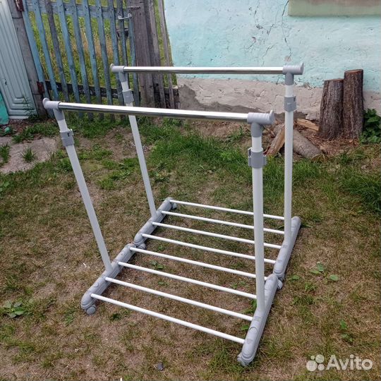 Вешалка для одежды напольная металлическая