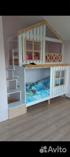 Двухъярусная кровать домик