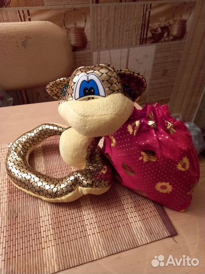 Мягкая игрушка Змея с подарком