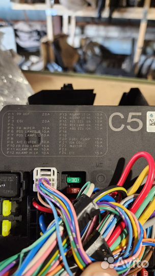 Блок предохранителей под капот Nissan Juke F15