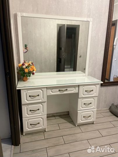 Туалетный столик с зеркалом белый