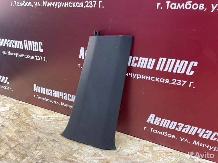 Обшивка средней стойки правая Volkswagen Polo