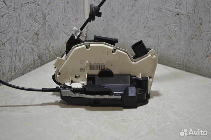 Замок двери задний левый Volkswagen Tiguan