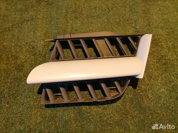 Решетка радиатора MN175977 левая Mitsubishi Outlan