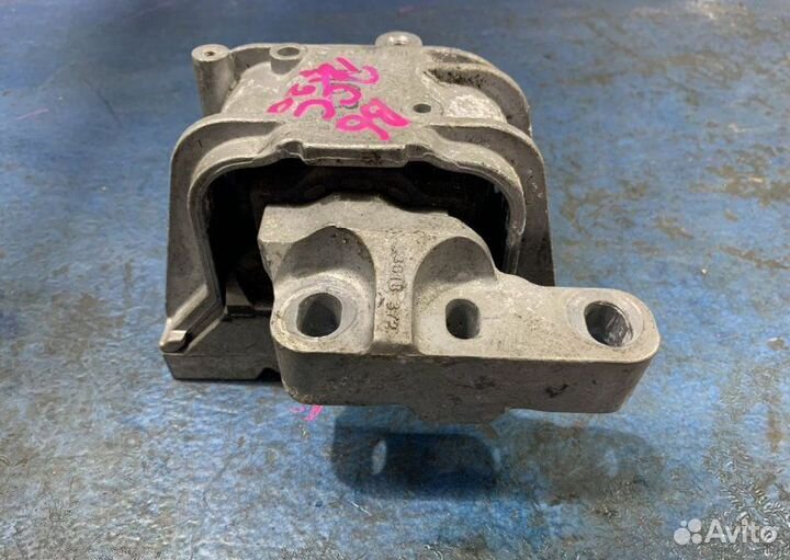 Подушка двигателя правая Volkswagen Passat B6