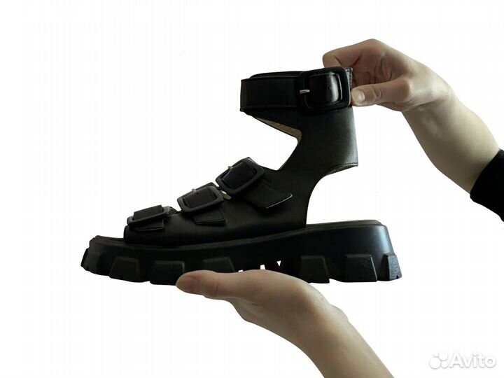 Женские кожаные босоножки на грубой платформе