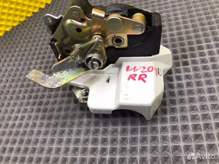 Замок двери задний правый Mercedes-Benz 190 W201