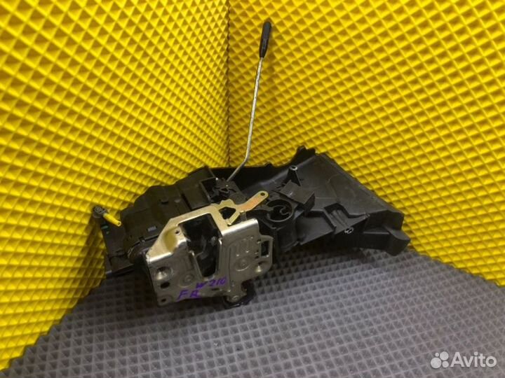 Замок двери передний правый Mercedes-Benz C-Class