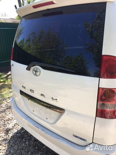 Крышка багажника Toyota Noah 2002, AZR 60 65