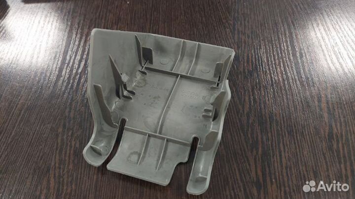 Заглушка сиденья Toyota Land Cruiser 100