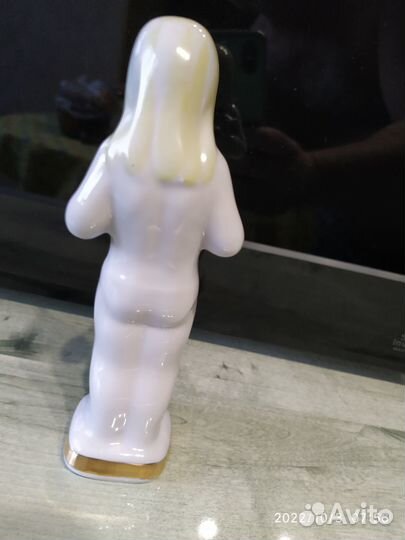 Статуэтка фарфоровая Девочка