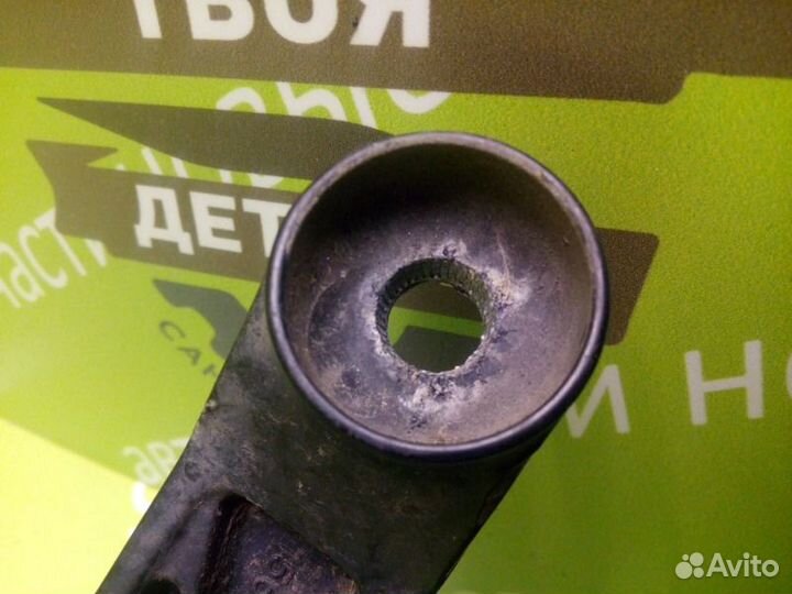 Поводок стеклоочистителя правый Toyota Matrix