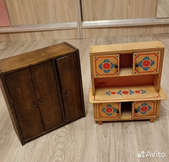 Сервант, шкаф и швейная машинка