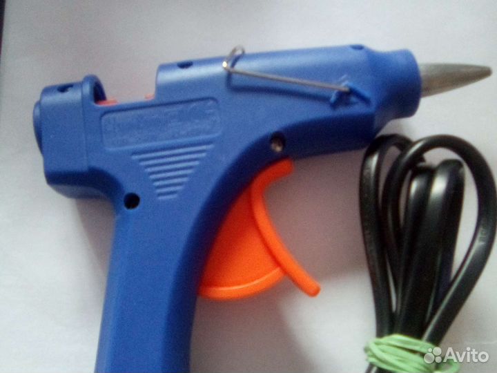 Термоклеевой пистолет с 5 клеевыми карандашами