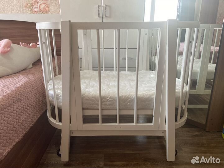 Детская кроватка с маятником белая