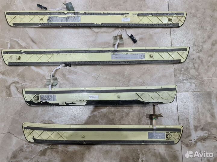 Накладки порогов с подсветкой Mercedes W222