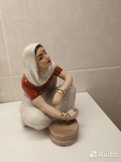 Фарфоровая статуэтка
