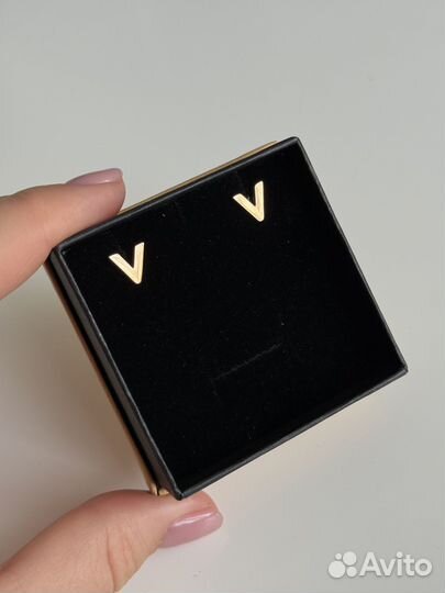 Серьги V золотые