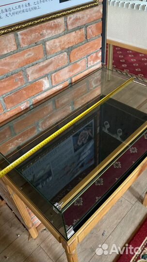 Стол. Витрина. Демонстрационное оборудование