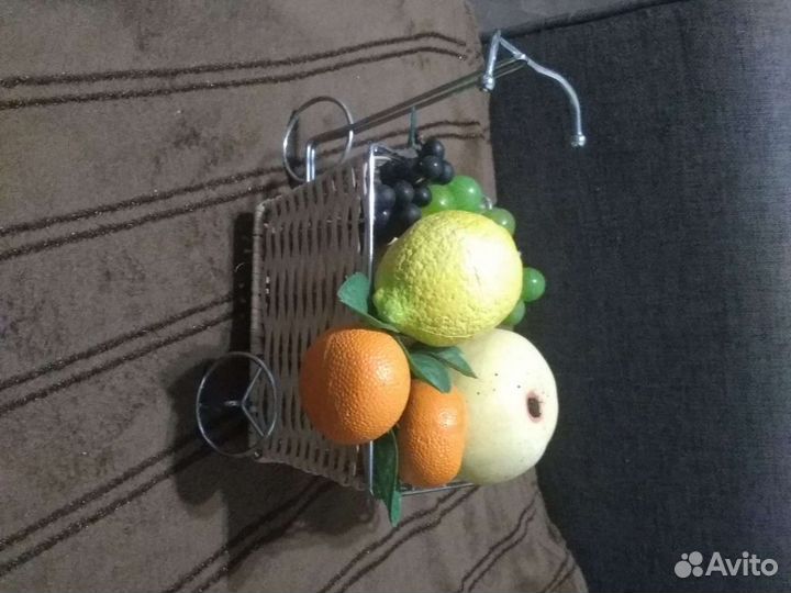 Корзинка плетёная с фруктами