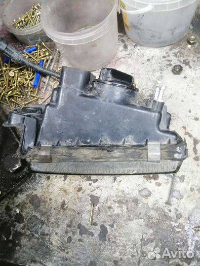 Продаю. Противотуманную фару тойота калдина ст195