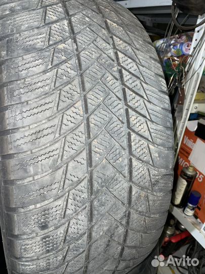 Bridgestone Blizzak LM-001 285/45 R21 113W
