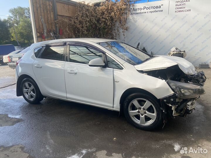 Opel Astra 1.4 МТ, 2011, битый, 165 000 км