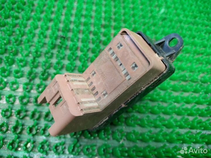 Кнопка стеклоподъемника задняя правая Mazda 6 GG