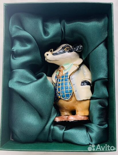 Металлическая шкатулка и значок