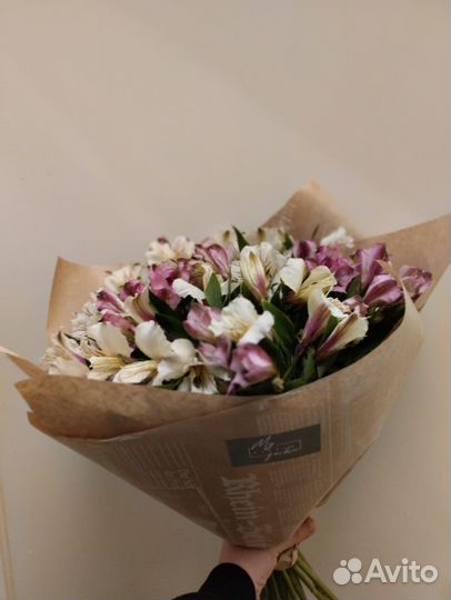 Букет белых и розовых альстромерий