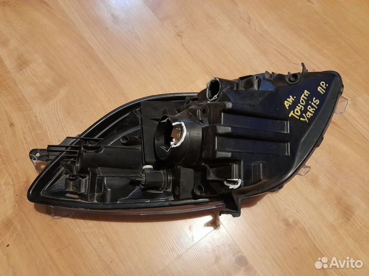 Фара передняя правая Toyota Yaris